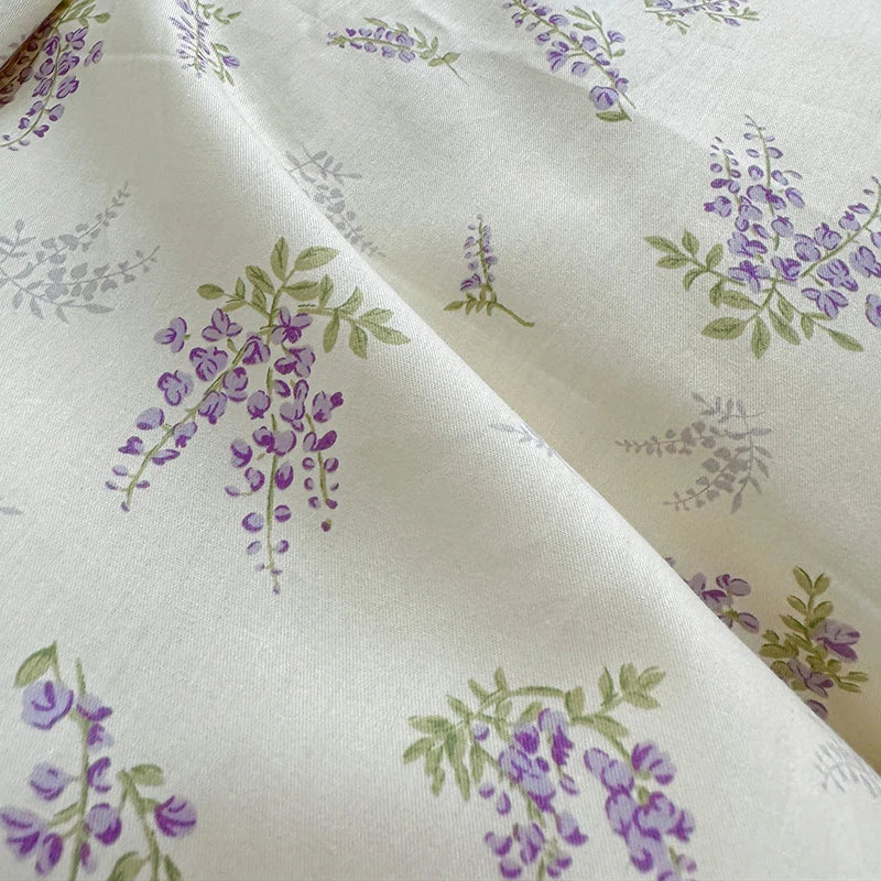 Parure de lit fleurie grise dans une chambre décorée