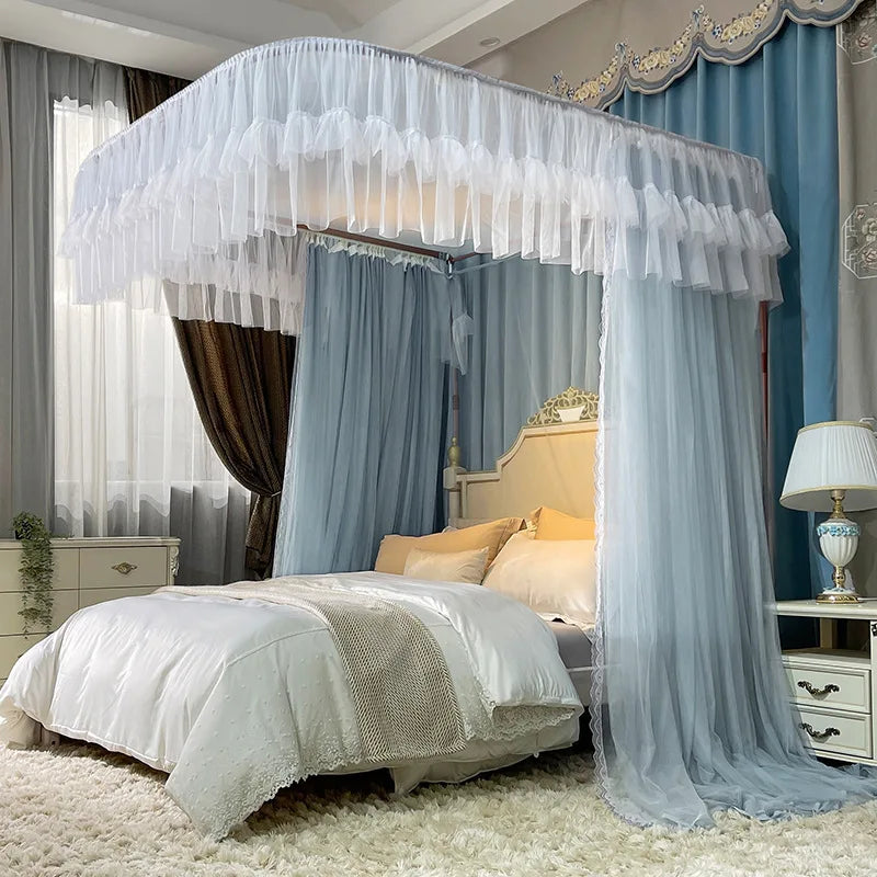 Chambre à coucher élégante avec un lit à baldaquin aux tons pastel et de riches rideaux.