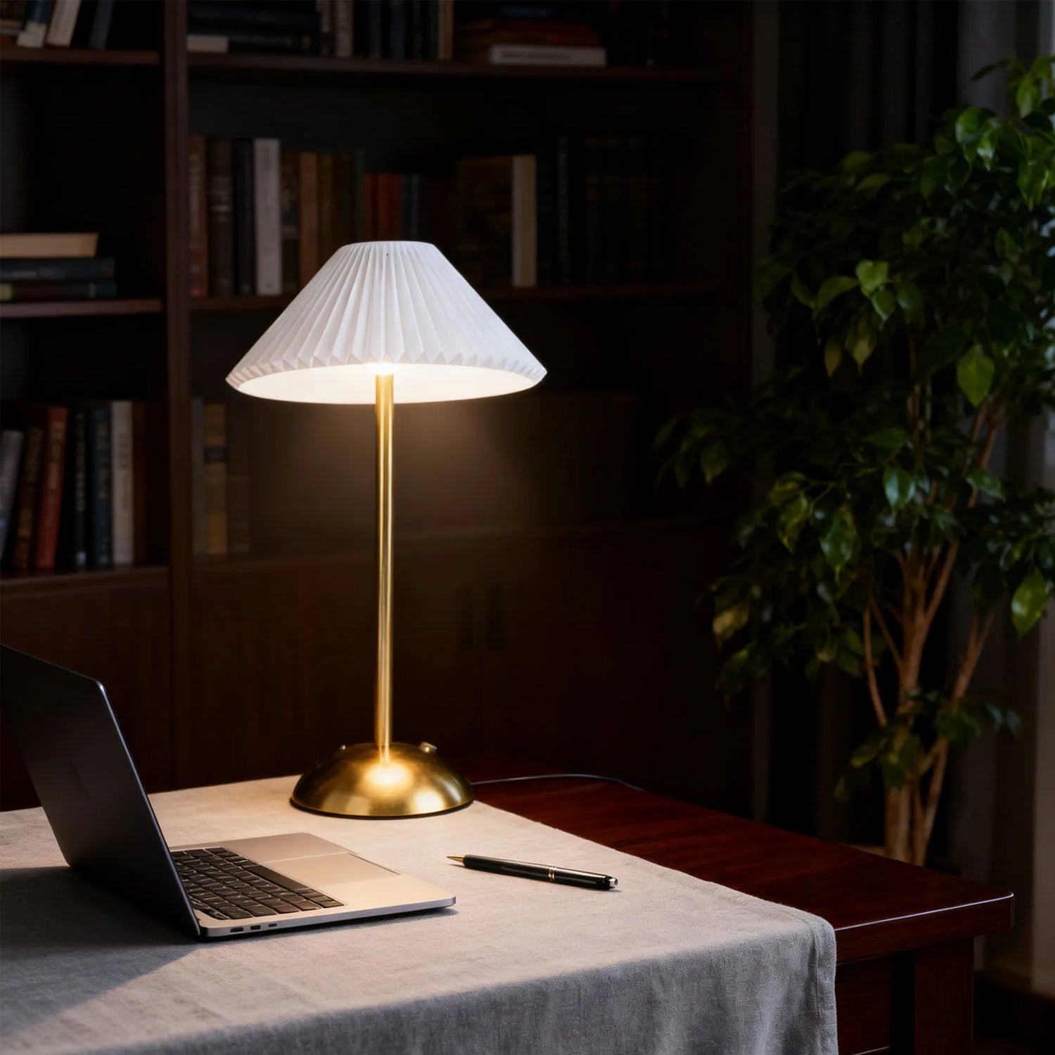 Lampe de chevet tactile sans fil jaune sur table de nuit