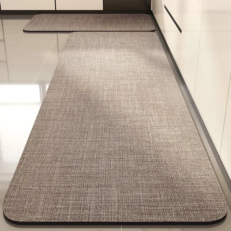 Table de cuisine au design minimaliste avec un revêtement de surface texturé de couleur grise.