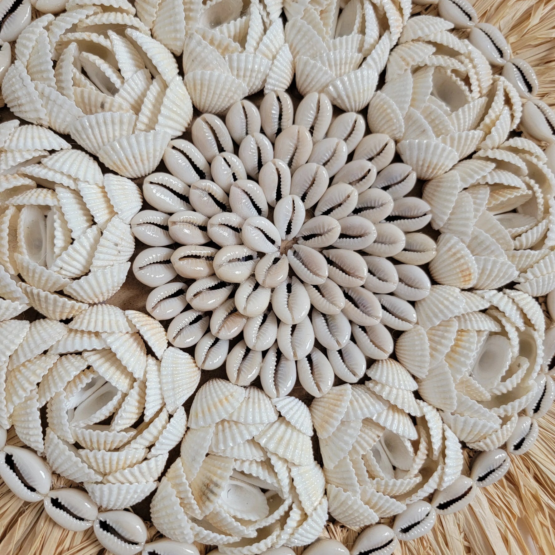 Détail du tressage en raffia et coquilles du miroir