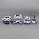 Une collection de vases et jardinières décoratifs en céramique bleu et blanc, ornés de motifs floraux et de formes géométriques élégantes.