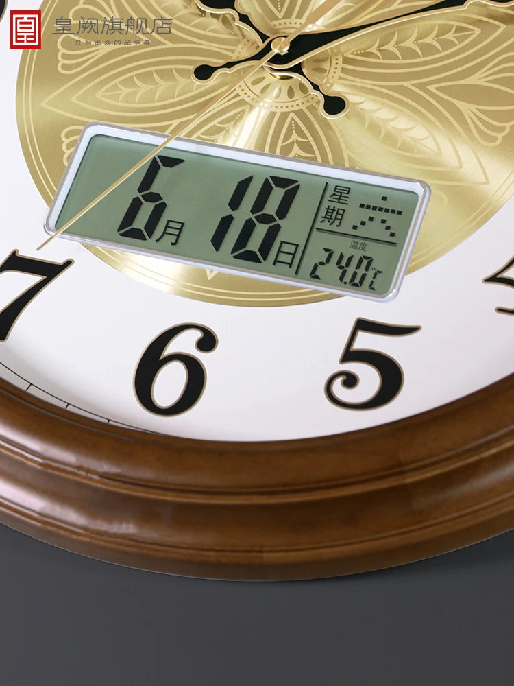 Horloge murale dorée accrochée dans un salon élégant