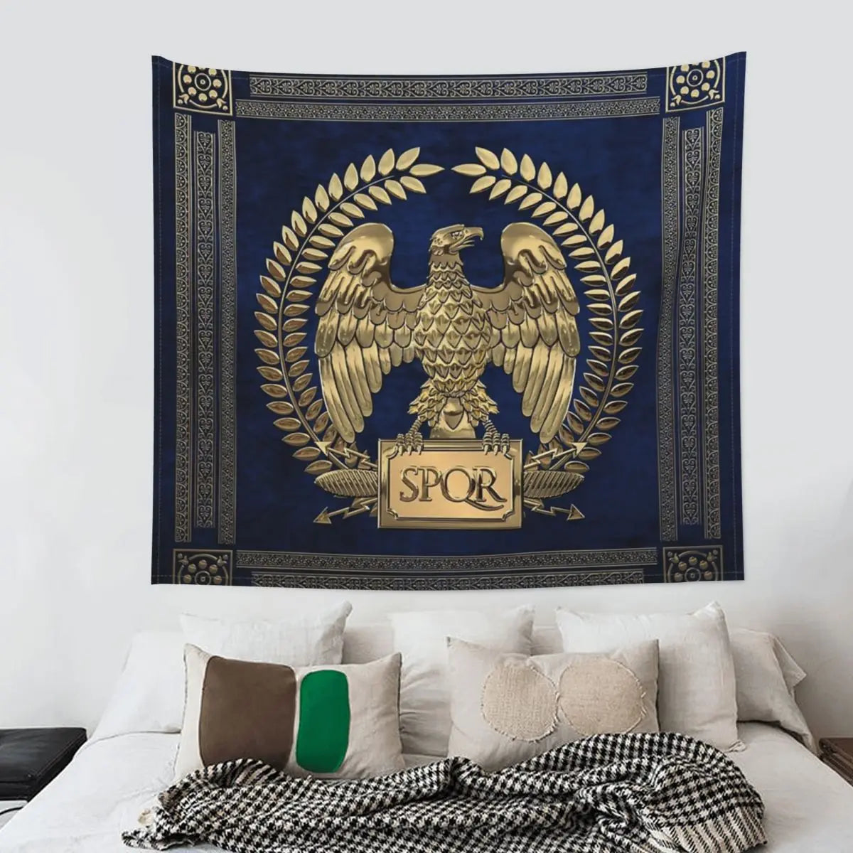 Détail du motif aigle impérial doré sur tissu polyester