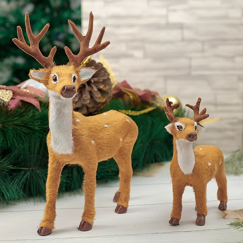 Renne de Noël en peluche vert clair dans un jardin festif