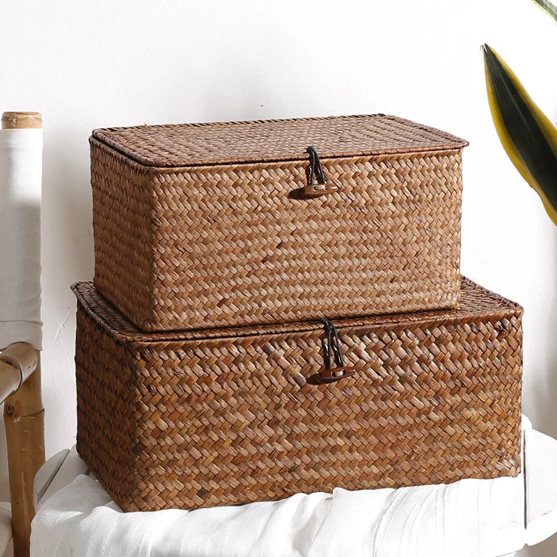 Panier en jonc de mer naturel utilisé pour organiser des jouets dans un salon