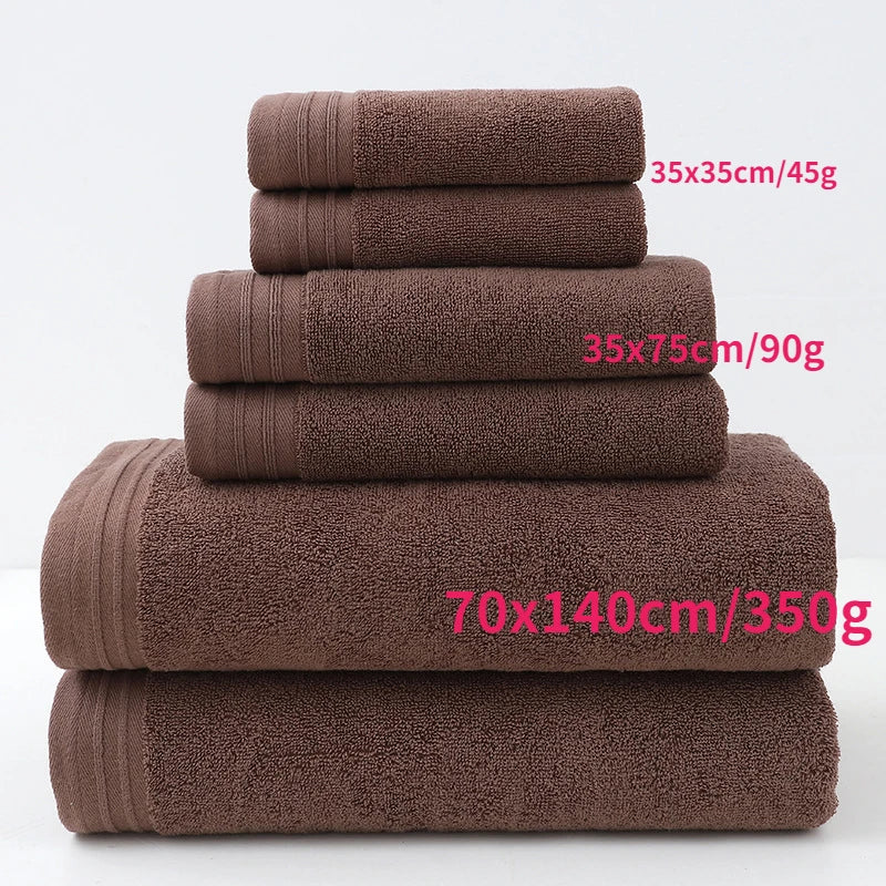 Serviette de bain moelleuse et absorbante dans des dimensions variées, offrant un grand choix pour la salle de bain.