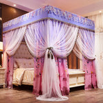 Un lit à baldaquin luxueux au design floral délicat et aux tons de violet et de rose, créant une atmosphère romantique et féminine dans cette chambre.