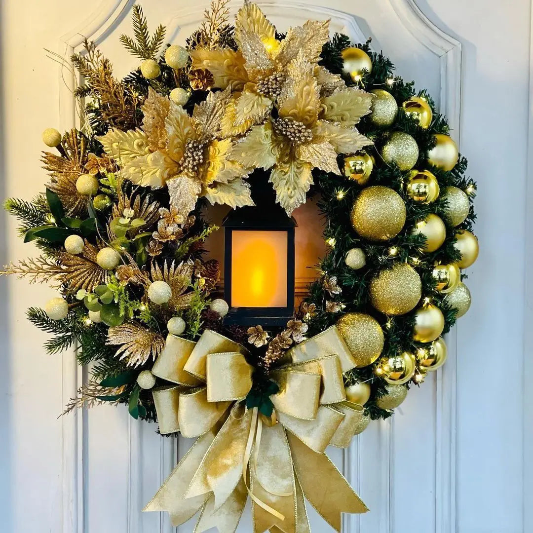 Détail de la guirlande de fleurs et des baies sur la couronne de Noël dorée