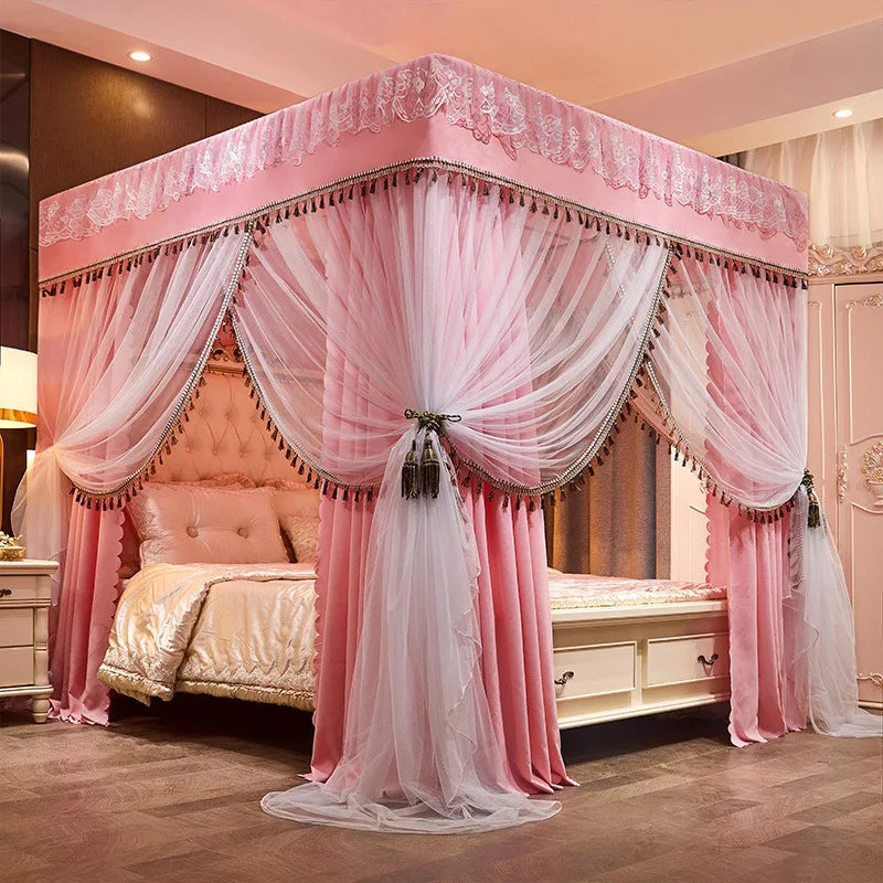 Une chambre de princesse avec un lit à baldaquin rose et doré, entouré de rideaux moelleux et de détails décoratifs élégants.