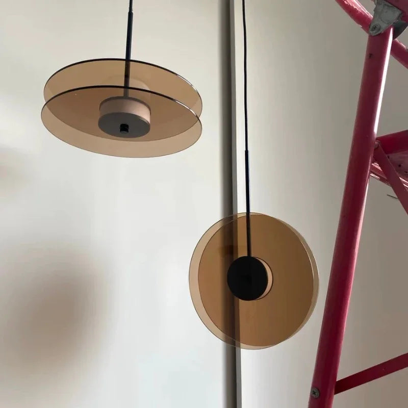 Détail de la suspension en métal avec cordon pour installation facile