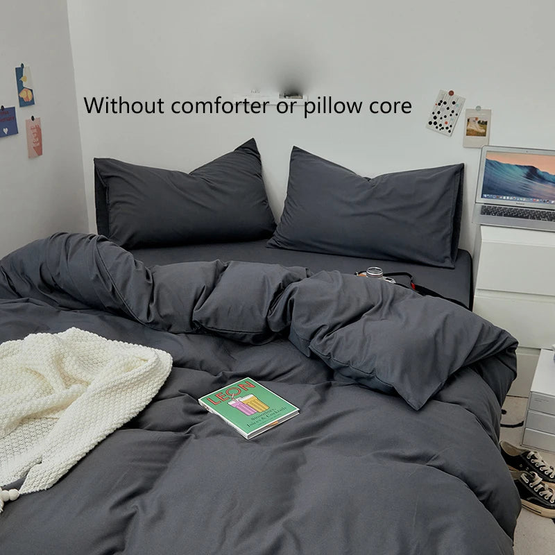 Parure de lit dans une chambre moderne épurée