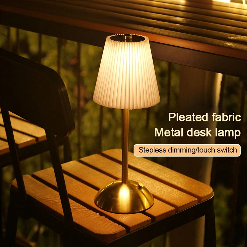 Lampe de chevet plissée design moderne en gris dans un salon