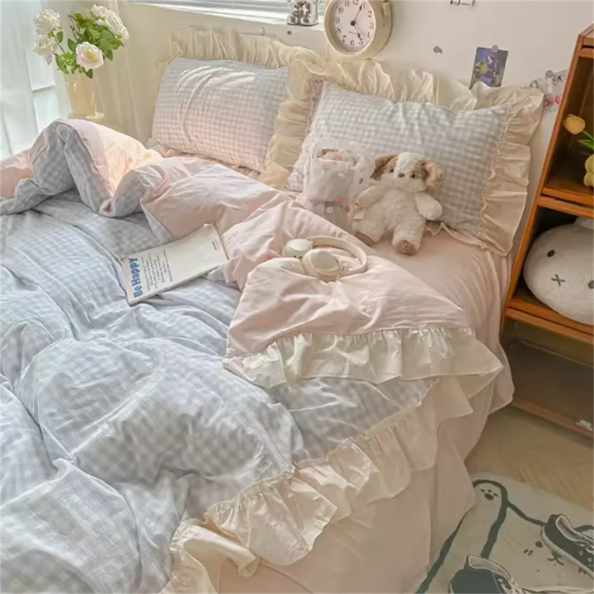 Parure de lit noire romantique avec motifs floraux sur un lit