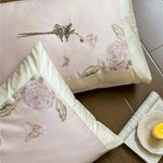 Détail de la broderie de fleurs sur la housse de couette blanche