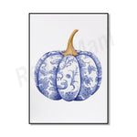 Une citrouille ornée de motifs bleus et dorés, évoquant l'élégance et la richesse d'un automne raffiné.