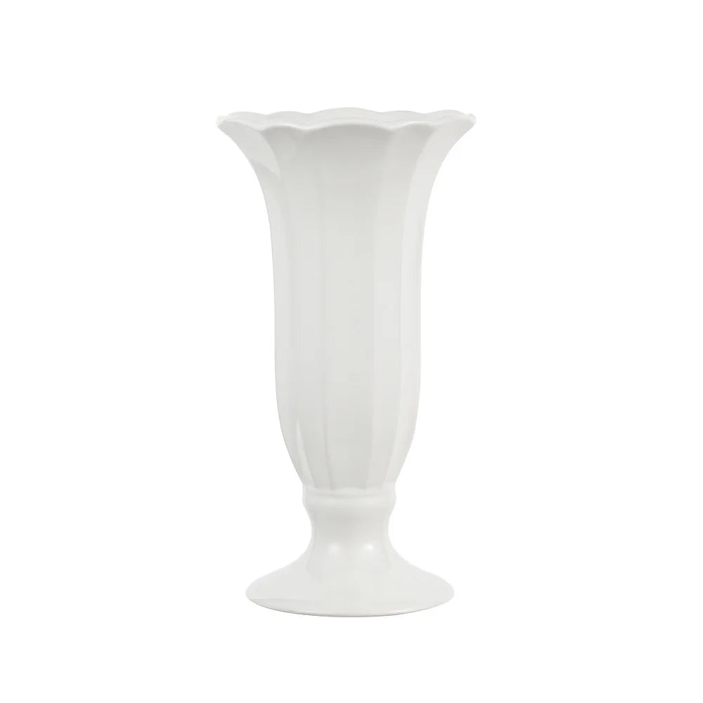 Vase décoratif blanc de forme élégante avec un bord ondulé.