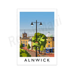 Une illustration colorée et animée d'une scène urbaine dans la ville d'Alnwick, avec des bâtiments historiques, des arbres et une lampe de rue, créant une ambiance chaleureuse et accueillante.