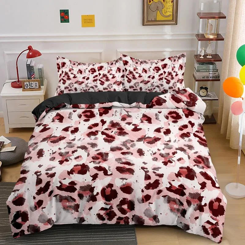 Chambre d'adolescent décorée avec parure de lit léopard et accessoires coordonnés