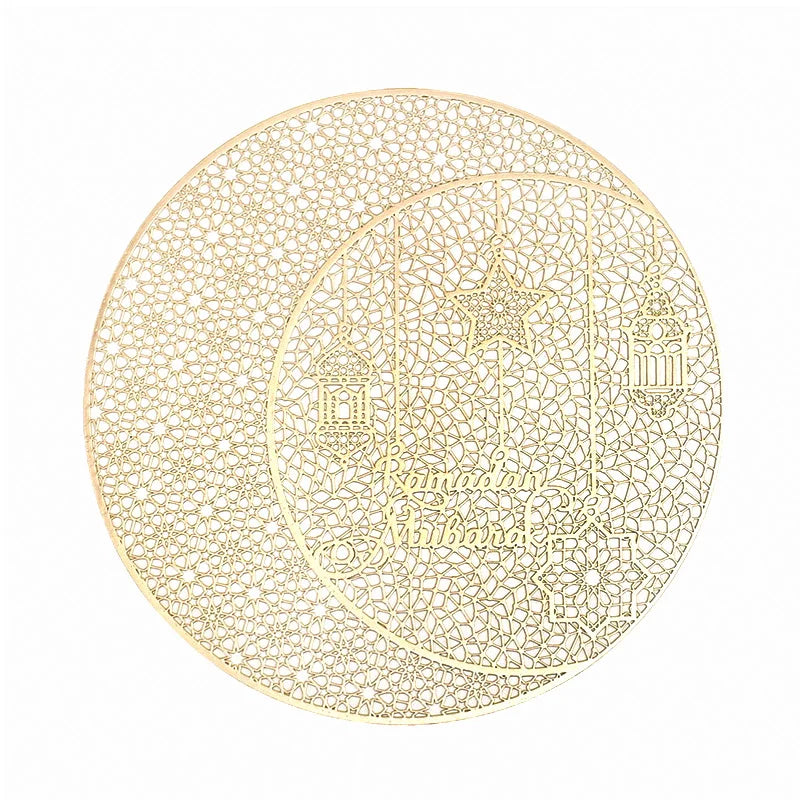 Set de table pour fêtes avec décoration festive autour