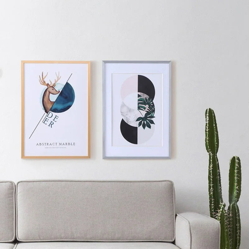 Cadre photo or 30x45 dans un salon contemporain