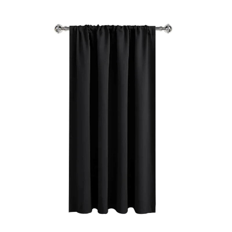 Rideau opaque noir élégant pour salon ou chambre, offrant une excellente occultation de la lumière, avec finition soignée et design moderne, idéal pour ajouter une touche de sophistication à tout intérieur. Solution parfaite pour préserver l'intimité tout en améliorant la décoration de la pièce.