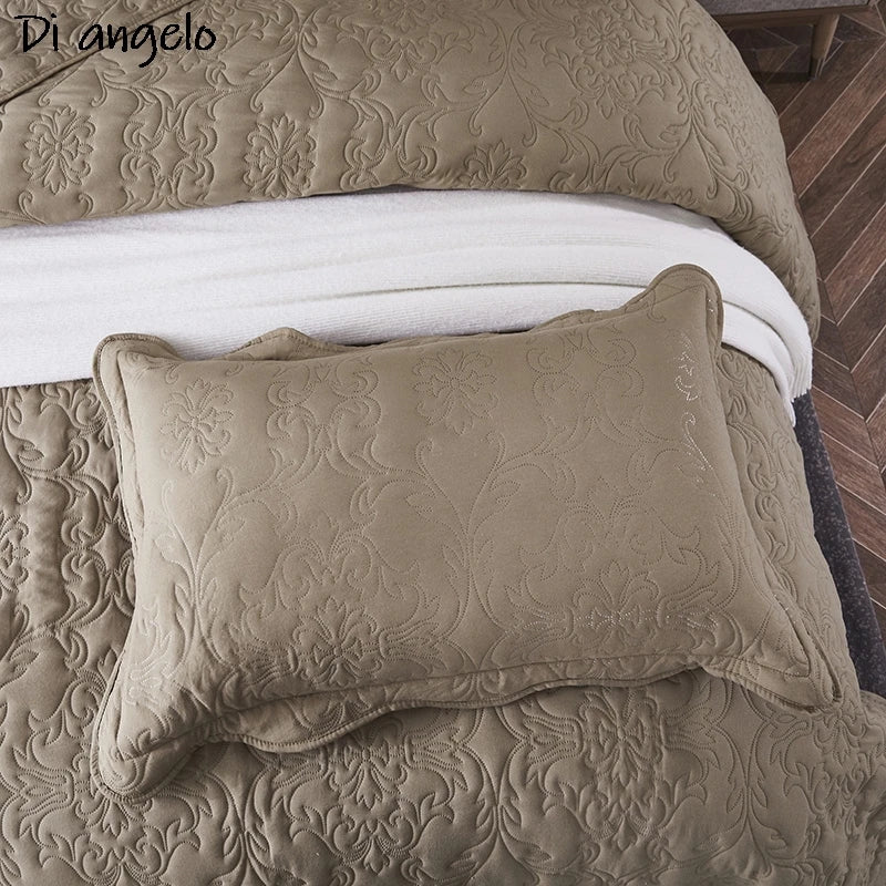 Couvre-lit bourgogne sur lit king size