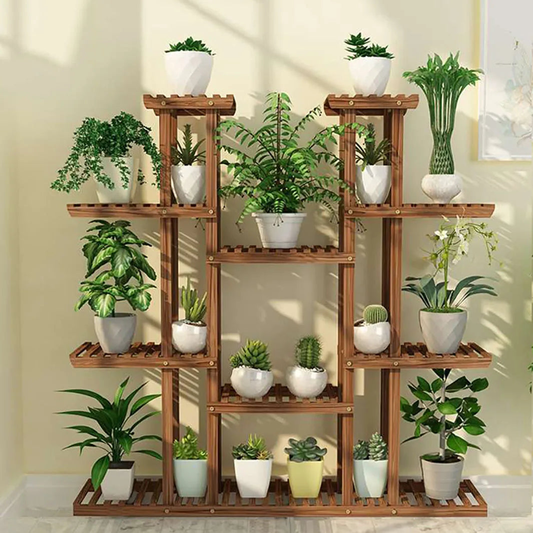 Support de plantes en bois avec métal dans un salon décoré