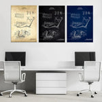 L'image représente trois affiches vintage sur le thème des dents, encadrées et suspendues au mur au-dessus d'un bureau avec deux chaises de bureau, une table et des écrans d'ordinateur, créant une atmosphère moderne et épurée.