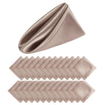 Ensemble de serviettes de table carrées en satin beige élégant.