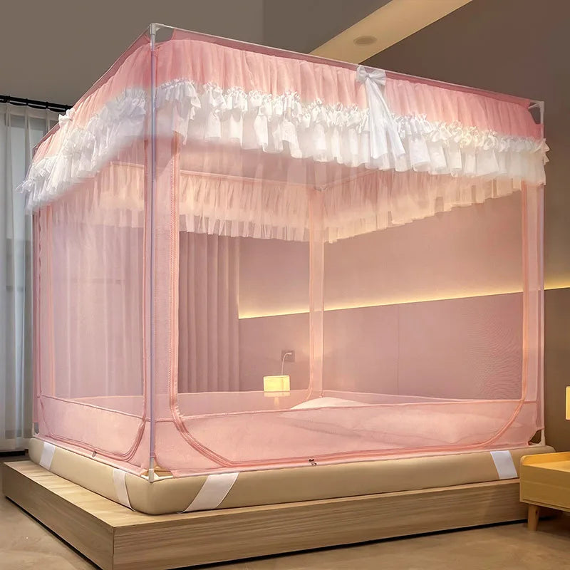 Un grand lit à baldaquin rose orné de rideaux en dentelle blanche, créant une ambiance romantique et féminine.