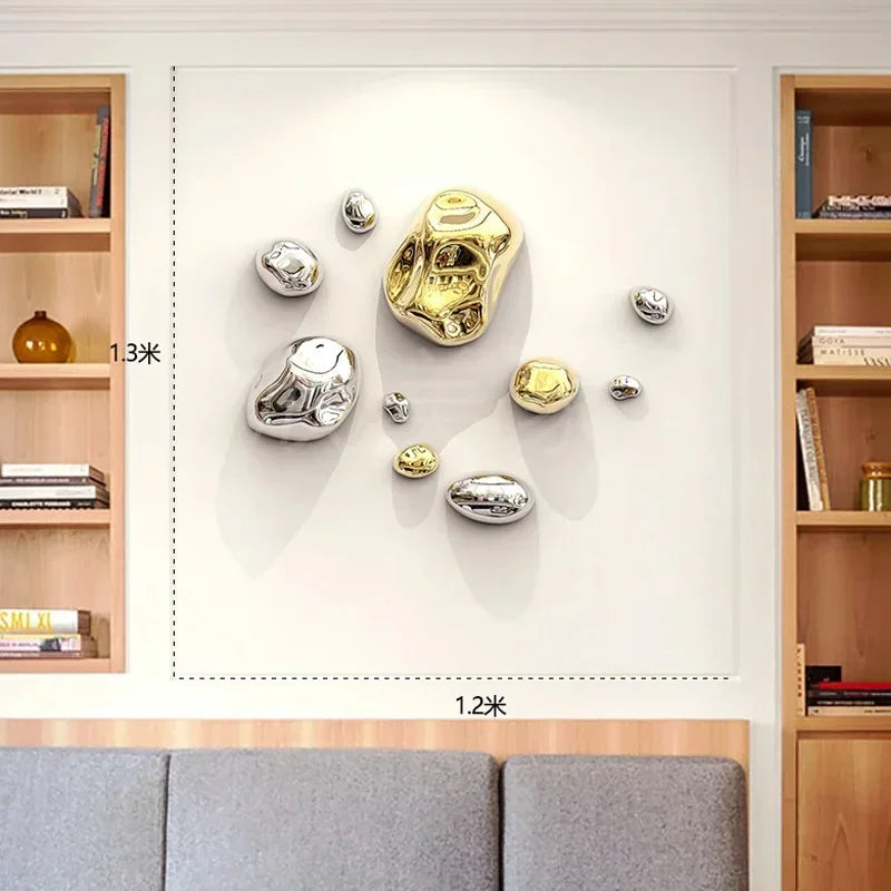 Ornement mural doré 3D installé dans un salon moderne