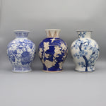 Cette image met en scène trois vases en céramique de style oriental, décorés de motifs floraux et géométriques bleus et blancs, illustrant la beauté et la finesse de l'artisanat traditionnel.