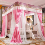Une scène intime dans une chambre somptueusement décorée avec des rideaux rose et blanc ornés de motifs dorés.