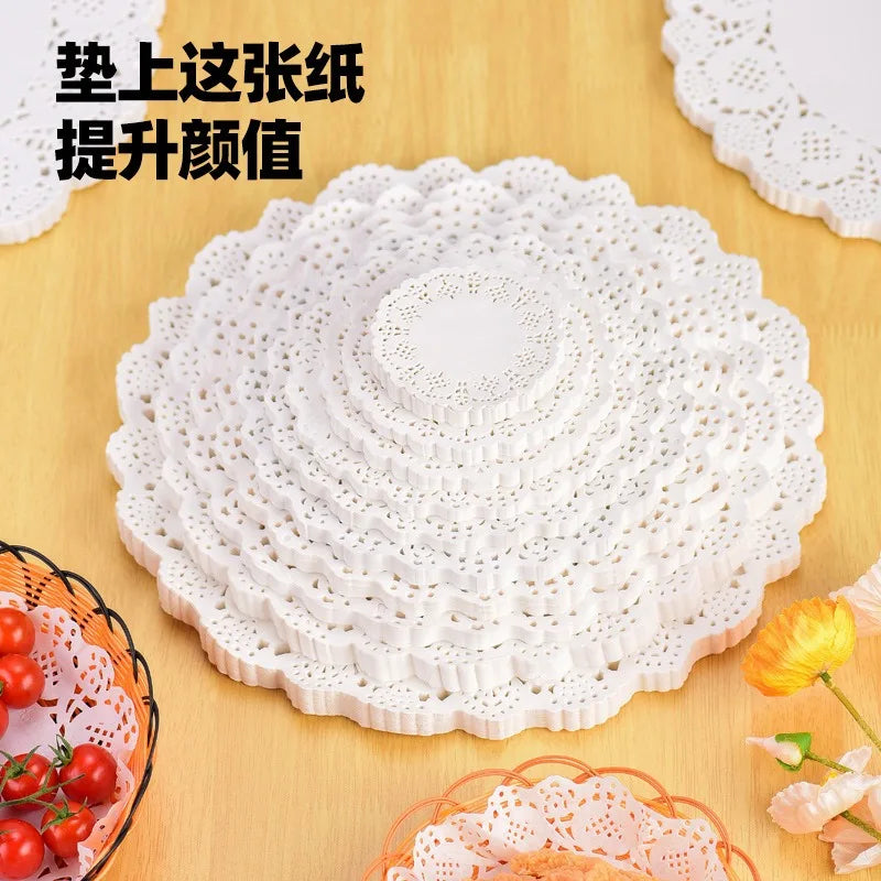 Décoration de table avec napperons papier dentelle
