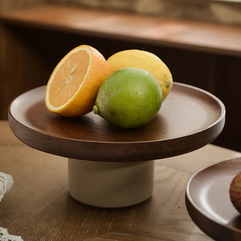 Plateau rond en céramique rouge sur table de bureau