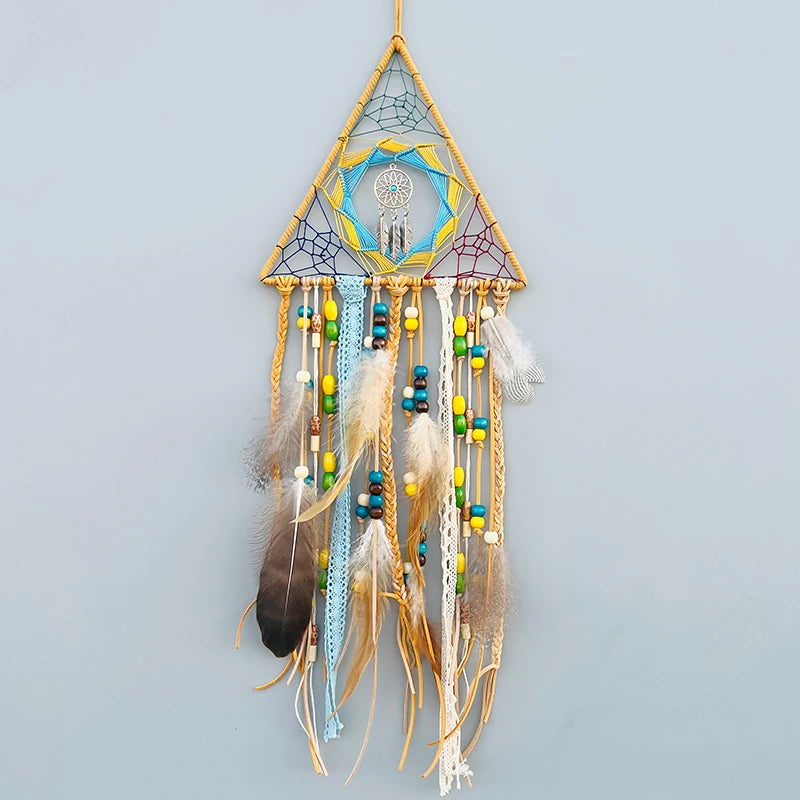 L'image montre un capteur de rêves de style boho avec des triangles dorés, des perles colorées et des plumes ornementales.