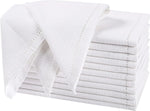 Des serviettes de bain blanches et douces avec motifs géométriques délicats.