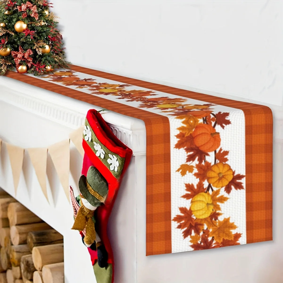 Une table recouverte d'un chemin de table décoré de feuilles d'automne colorées et d'une décoration festive au-dessus.