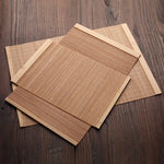 Tapis de table en bambou naturel dans un salon moderne