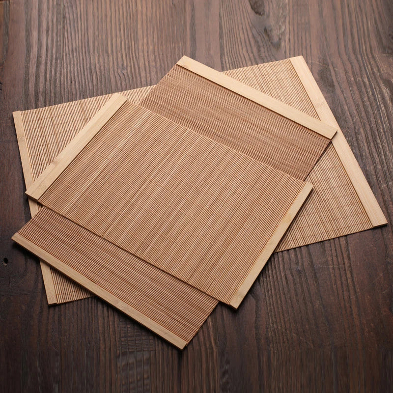 Tapis de table en bambou naturel dans un salon moderne