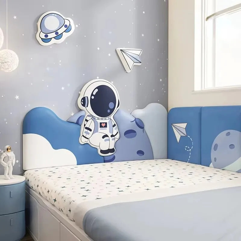 Vue de côté du panneau mural tête de lit en bois avec finition lavande