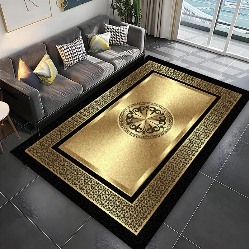 Un tapis de sol doré avec des motifs décoratifs élégants, entouré d'un cadre noir, placé dans un salon moderne avec un canapé gris.