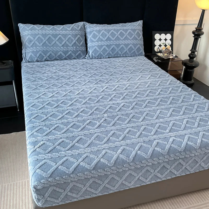 Parure de lit grise avec motif géométrique subtil et design épuré, offrant un style sobre et élégant dans une chambre moderne.