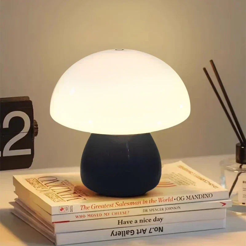 Lampe champignon blanc allumée en lumière chaude