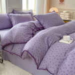 Parure de lit 4 pièces en microfibre lavée violet fleuri sur un lit double