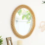 Miroir décoratif en rotin de style boho dans un salon avec canapé et plantes