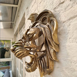 Détail de la sculpture de tête de lion dorée montrant la texture