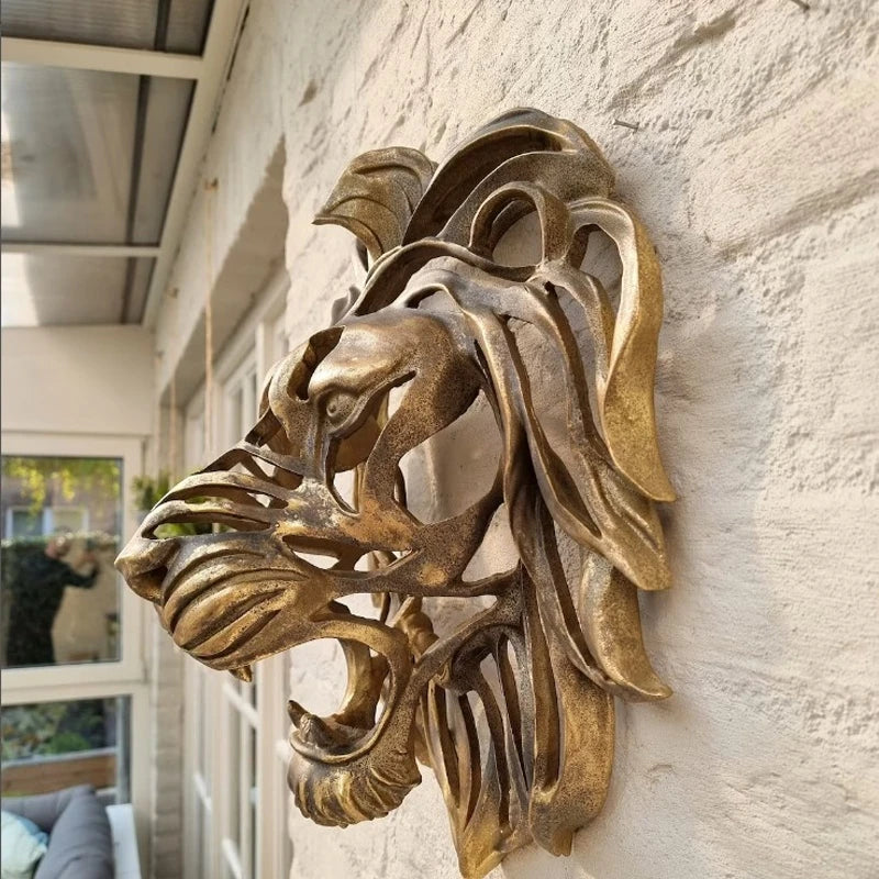 Détail de la sculpture de tête de lion dorée montrant la texture