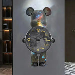 Horloge murale géante installée dans un intérieur contemporain